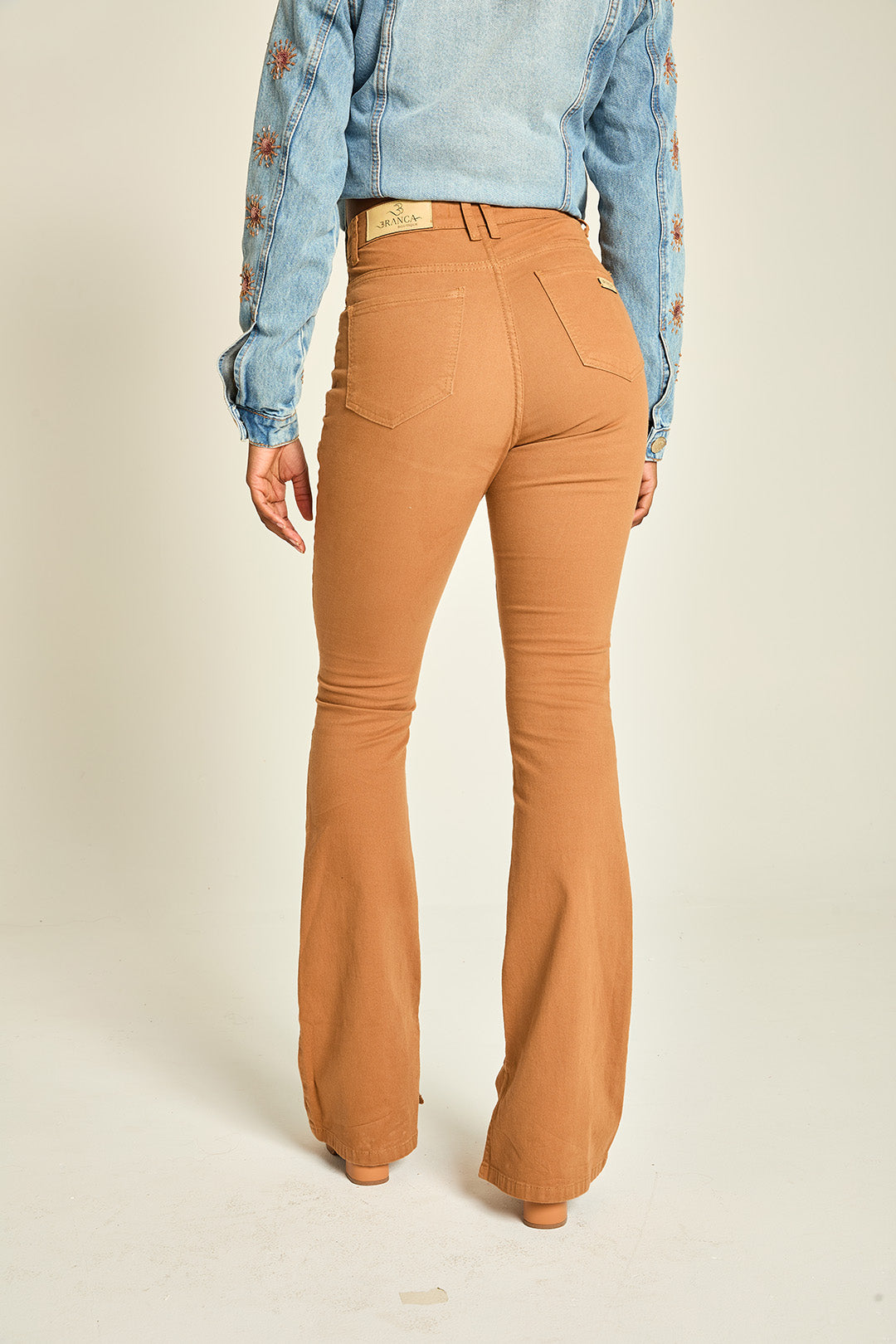 CALÇA CALCA HOT FLARE OCRE