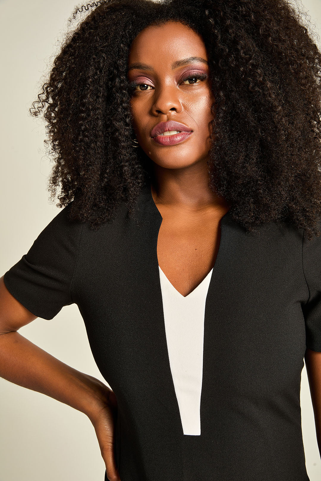 VESTIDO CREPE DECOTE DET