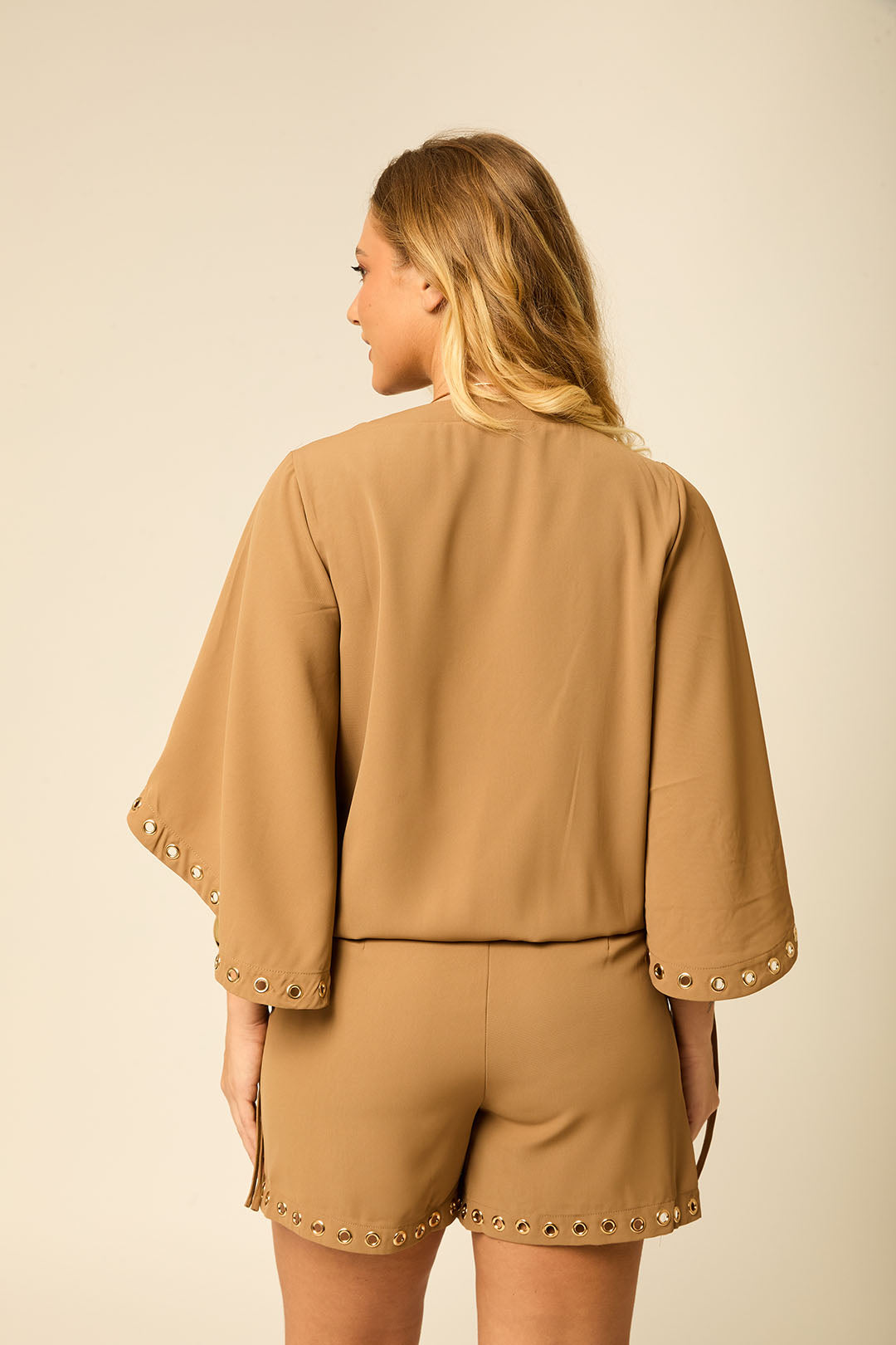 CONJUNTO COM ILHOS SHORTS BLUSA