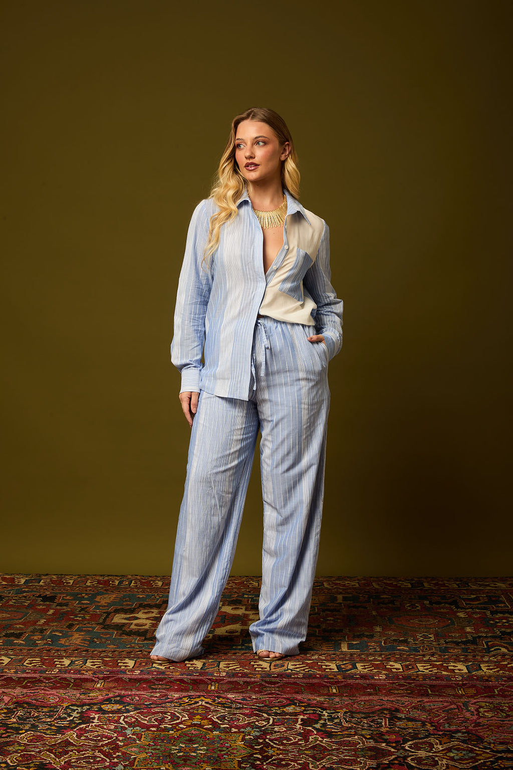 CAMISA LISTRADA DET LISO AZUL