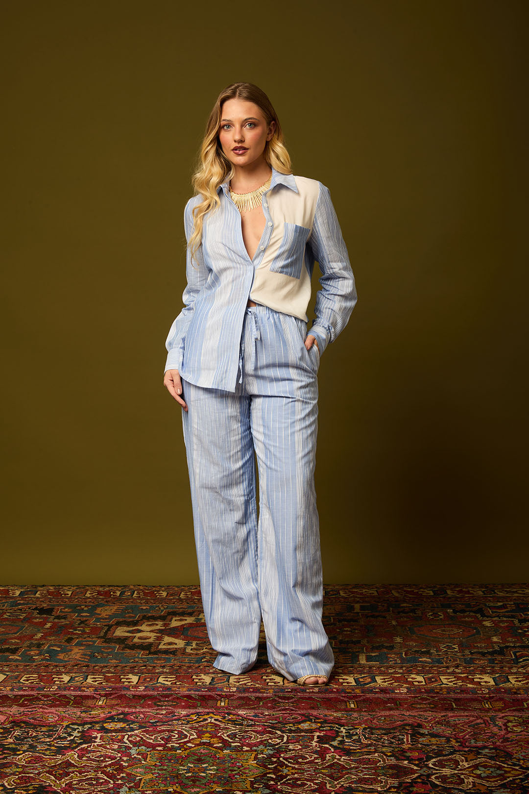 CAMISA LISTRADA DET LISO AZUL