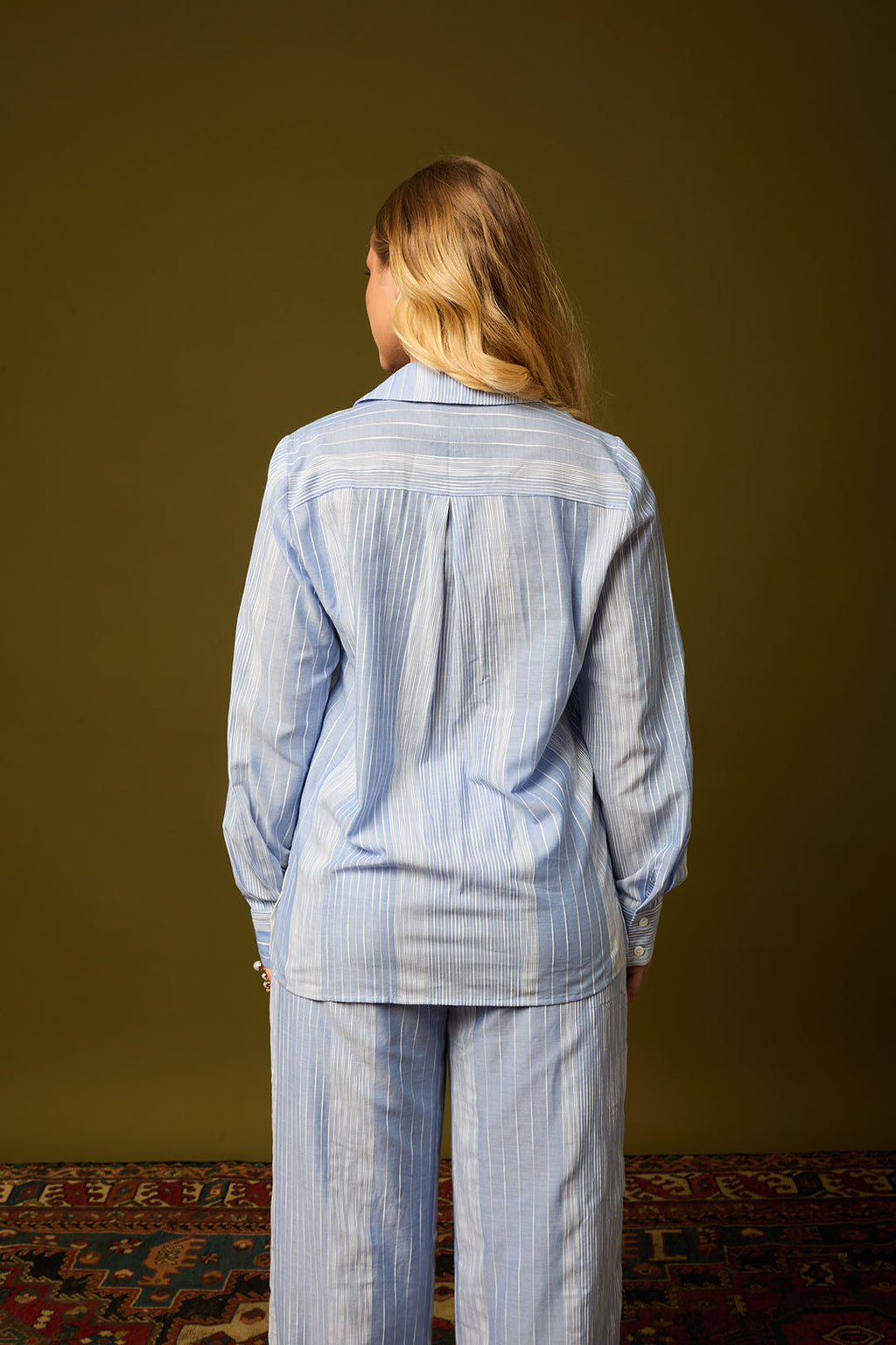 CAMISA LISTRADA DET LISO AZUL