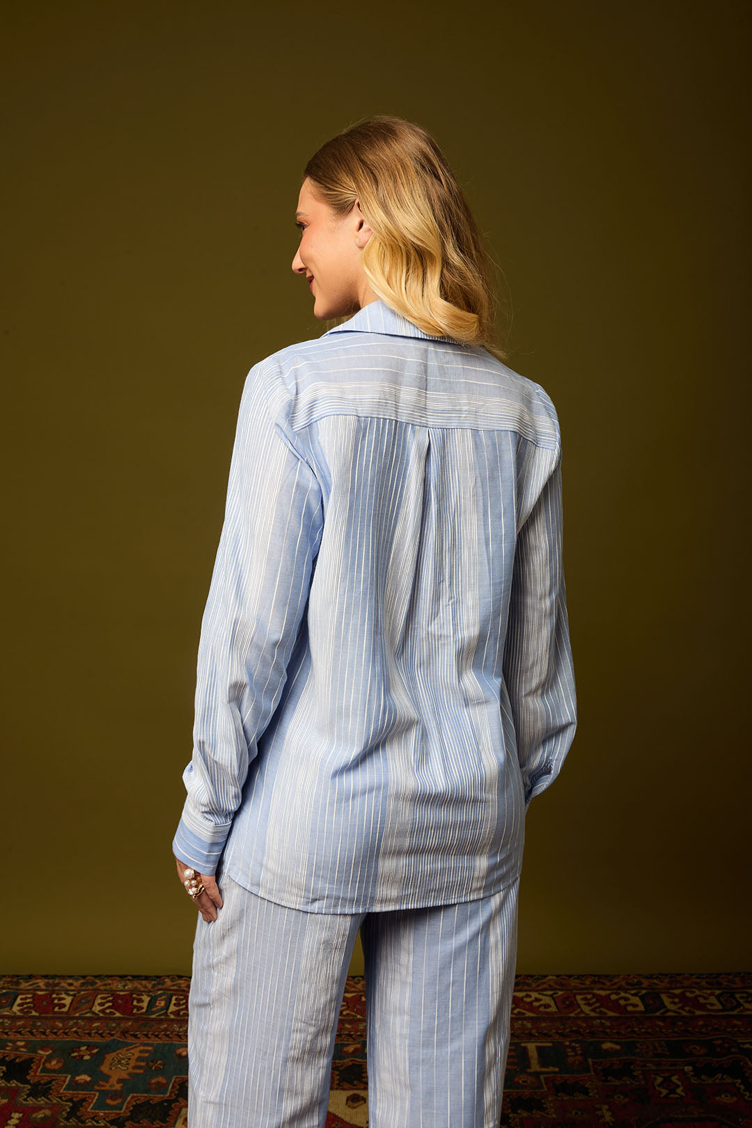 CAMISA LISTRADA DET LISO AZUL