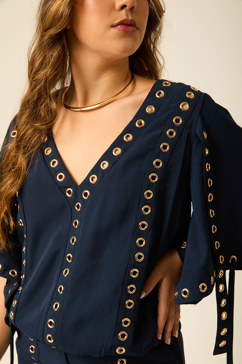 CONJUNTO COM ILHOS SHORTS BLUSA