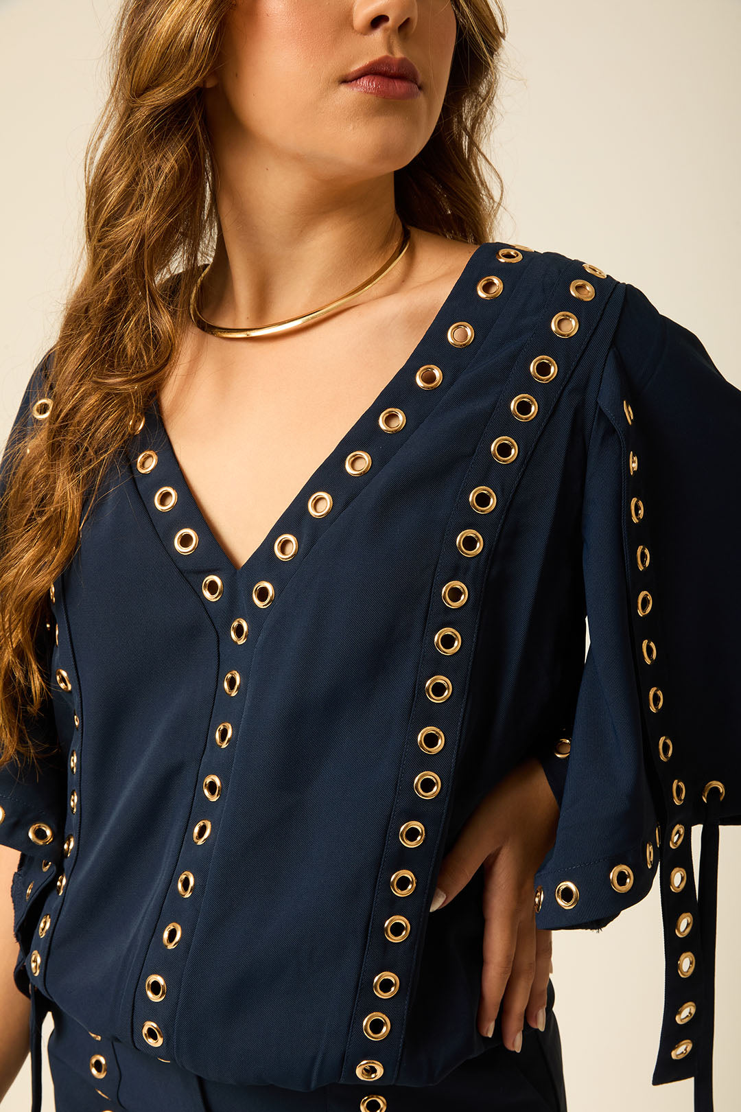 CONJUNTO COM ILHOS SHORTS BLUSA