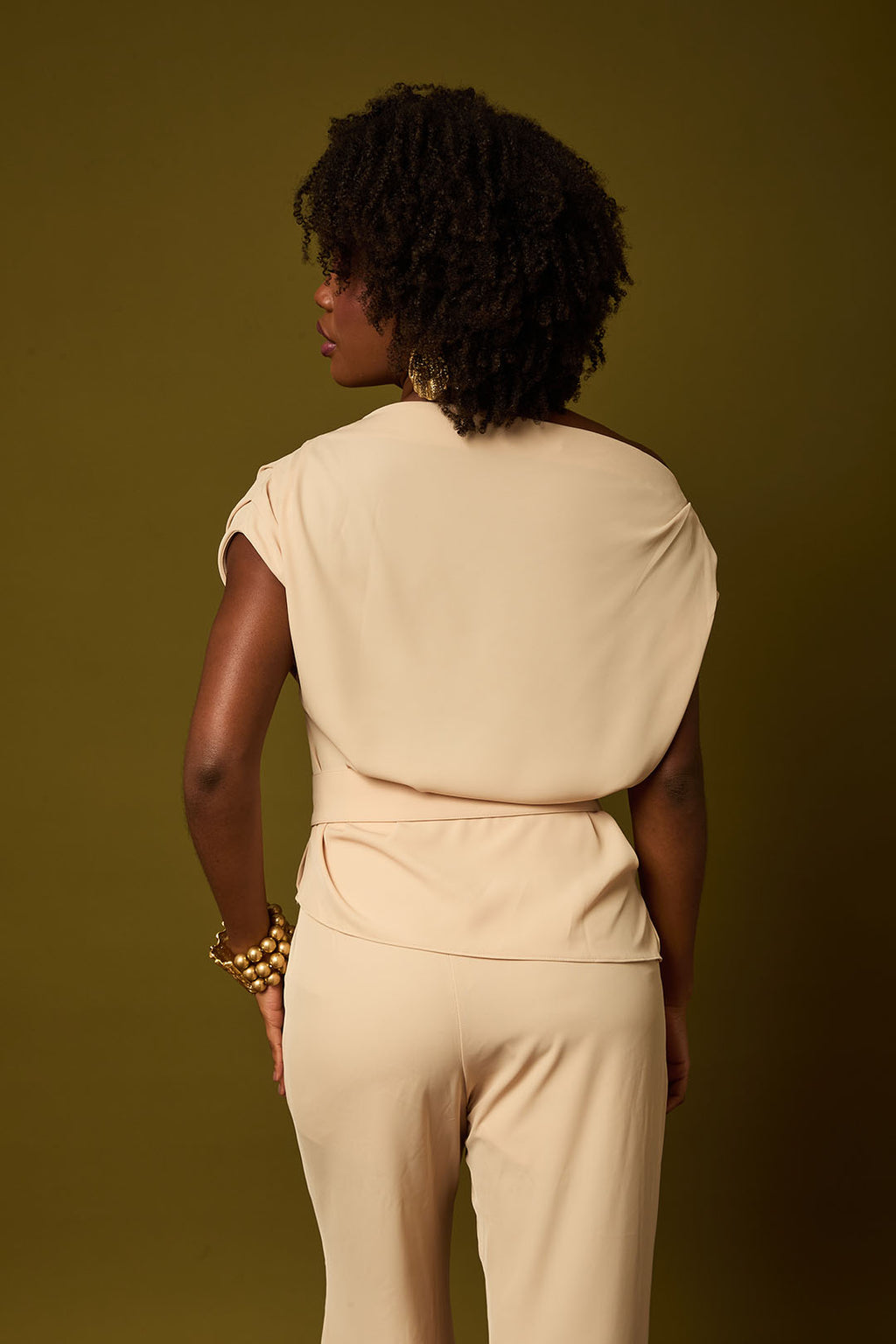 CONJUNTO BLUSA ASSIMETRICA DE OMBRO CAIDO E CALCA PANTALONA