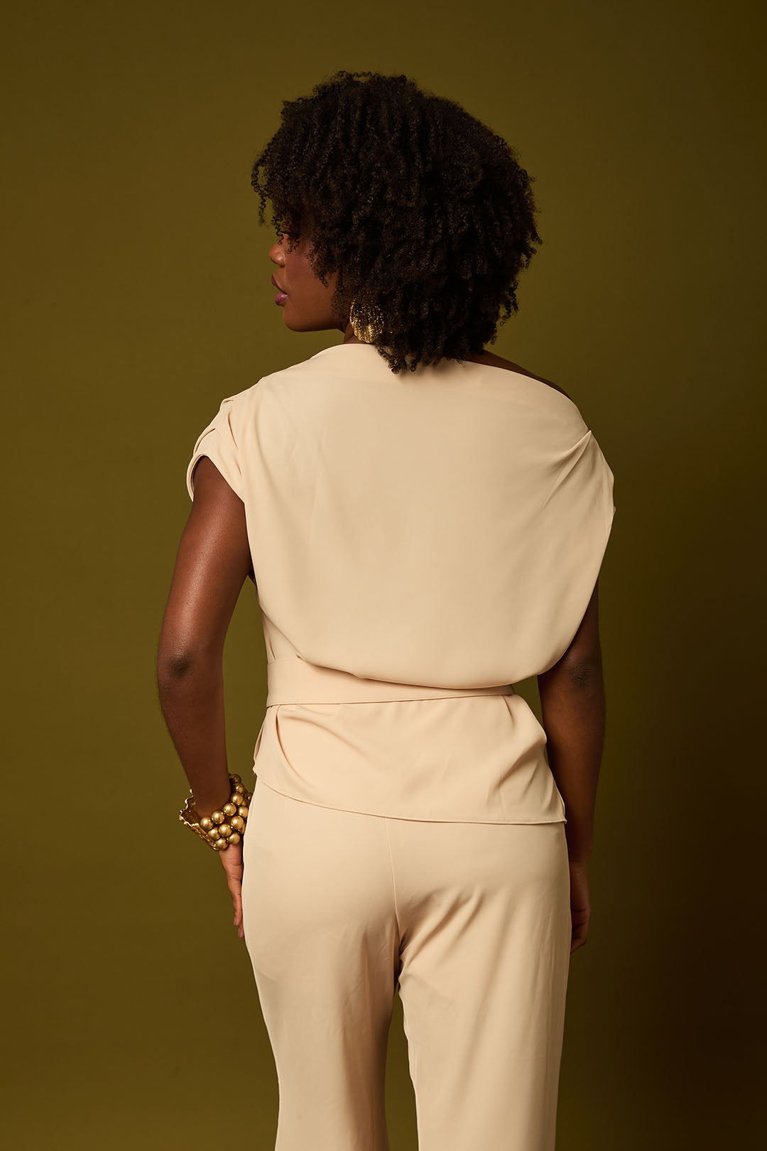 CONJUNTO BLUSA ASSIMETRICA DE OMBRO CAIDO E CALCA PANTALONA