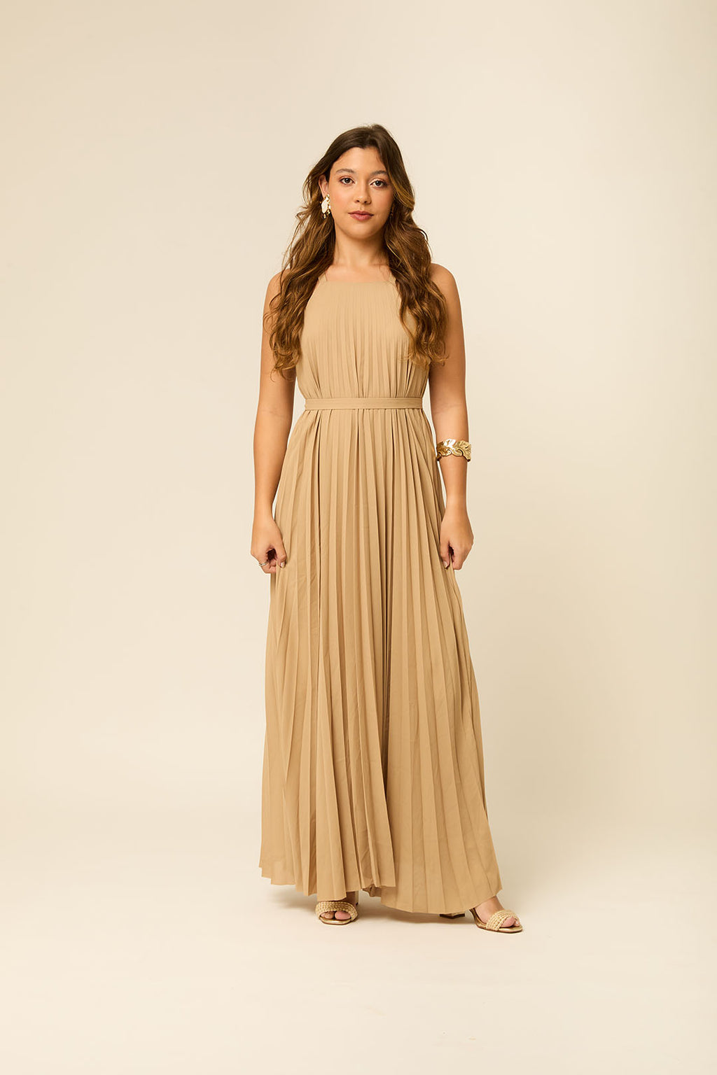 VESTIDO LONGO EM CREPE PLISSADO COM FAIXA