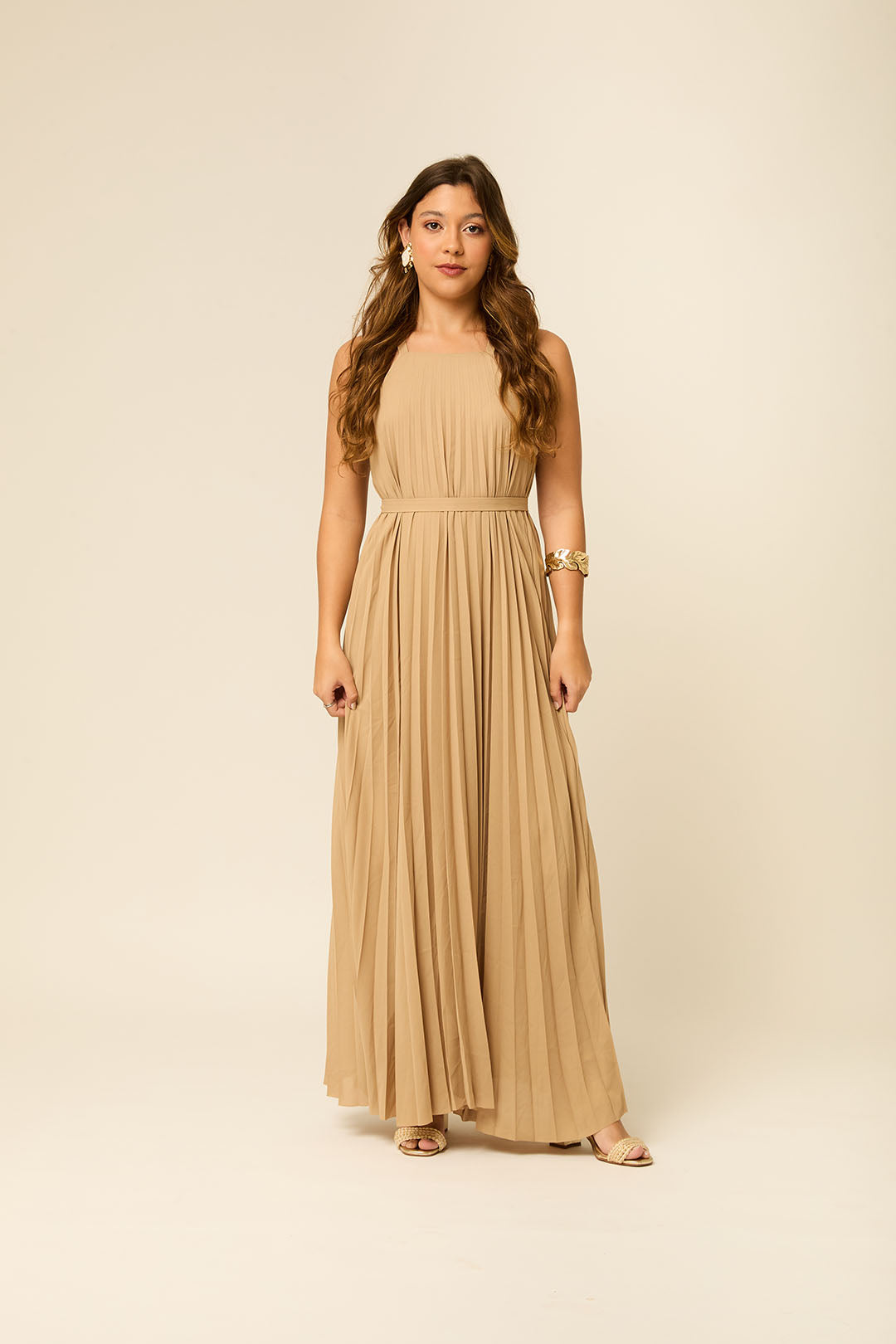 VESTIDO LONGO EM CREPE PLISSADO COM FAIXA