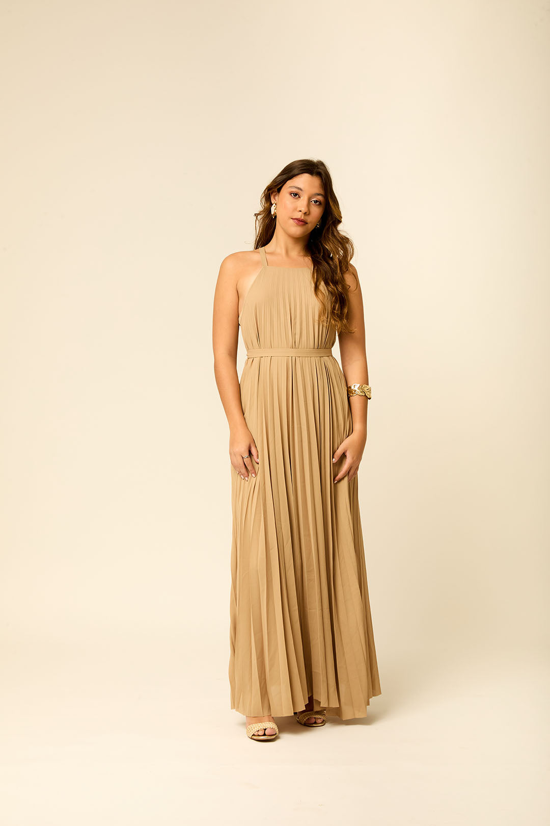 VESTIDO LONGO EM CREPE PLISSADO COM FAIXA