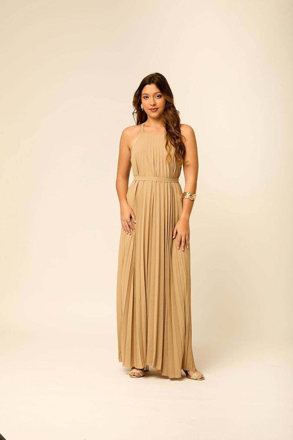VESTIDO LONGO EM CREPE PLISSADO COM FAIXA