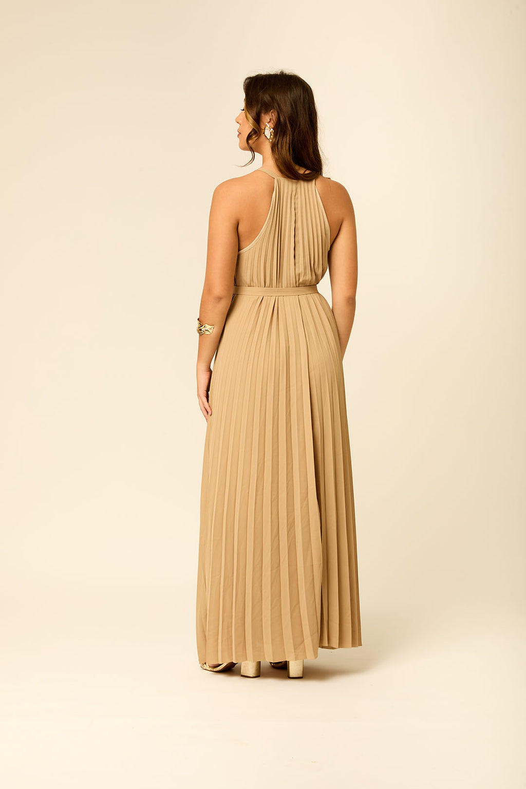 VESTIDO LONGO EM CREPE PLISSADO COM FAIXA