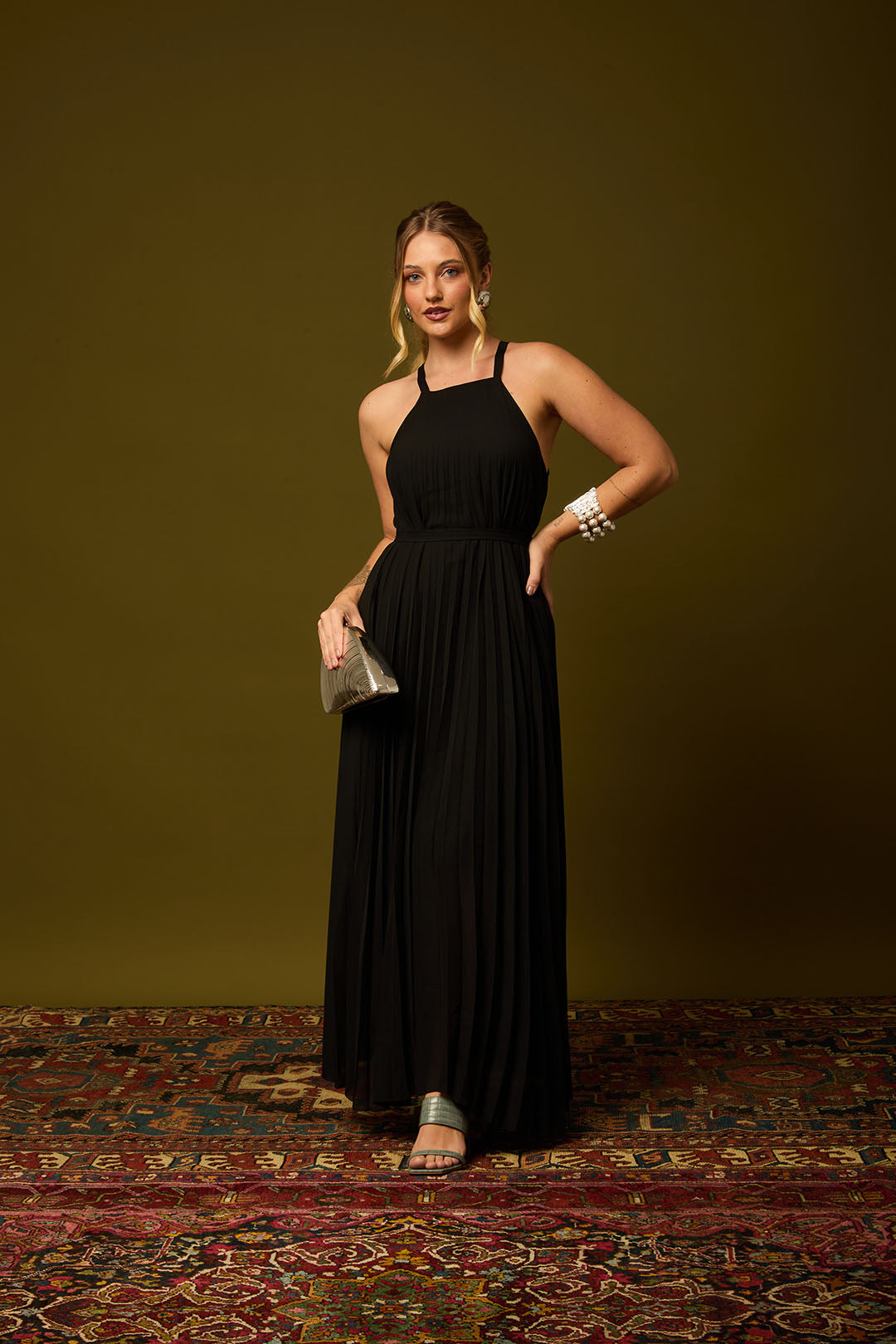 VESTIDO LONGO EM CREPE PLISSADO COM FAIXA