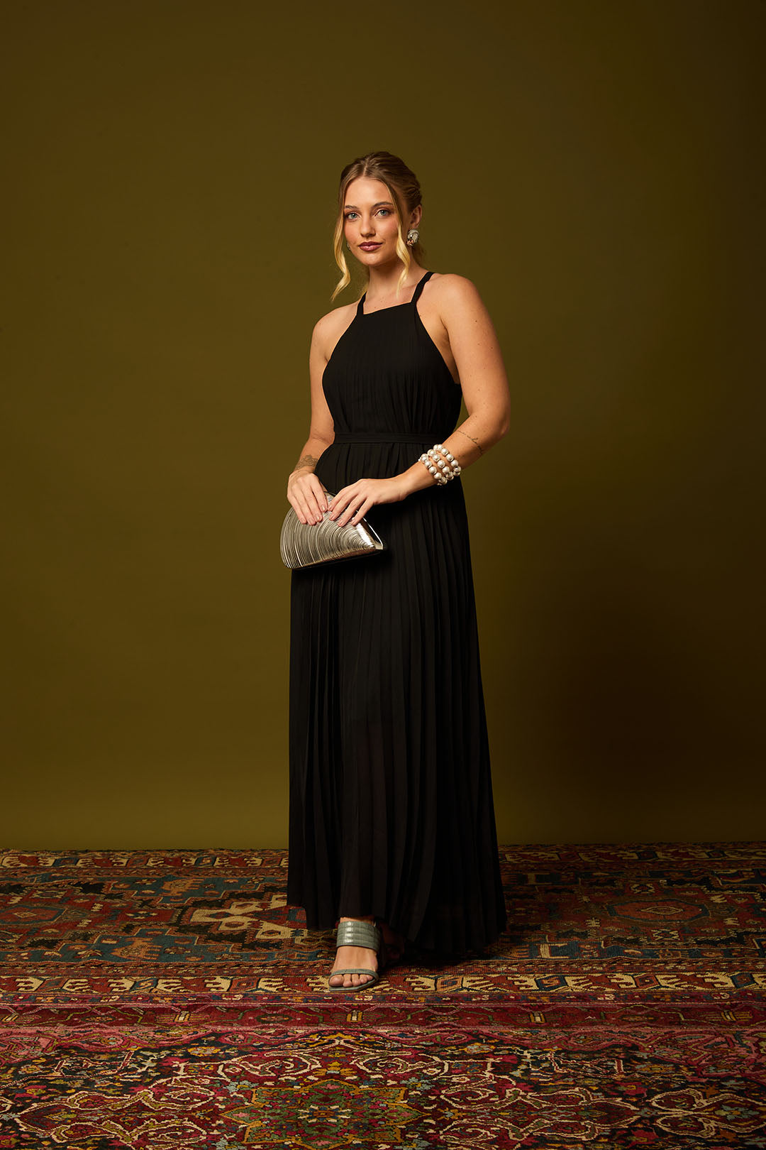 VESTIDO LONGO EM CREPE PLISSADO COM FAIXA