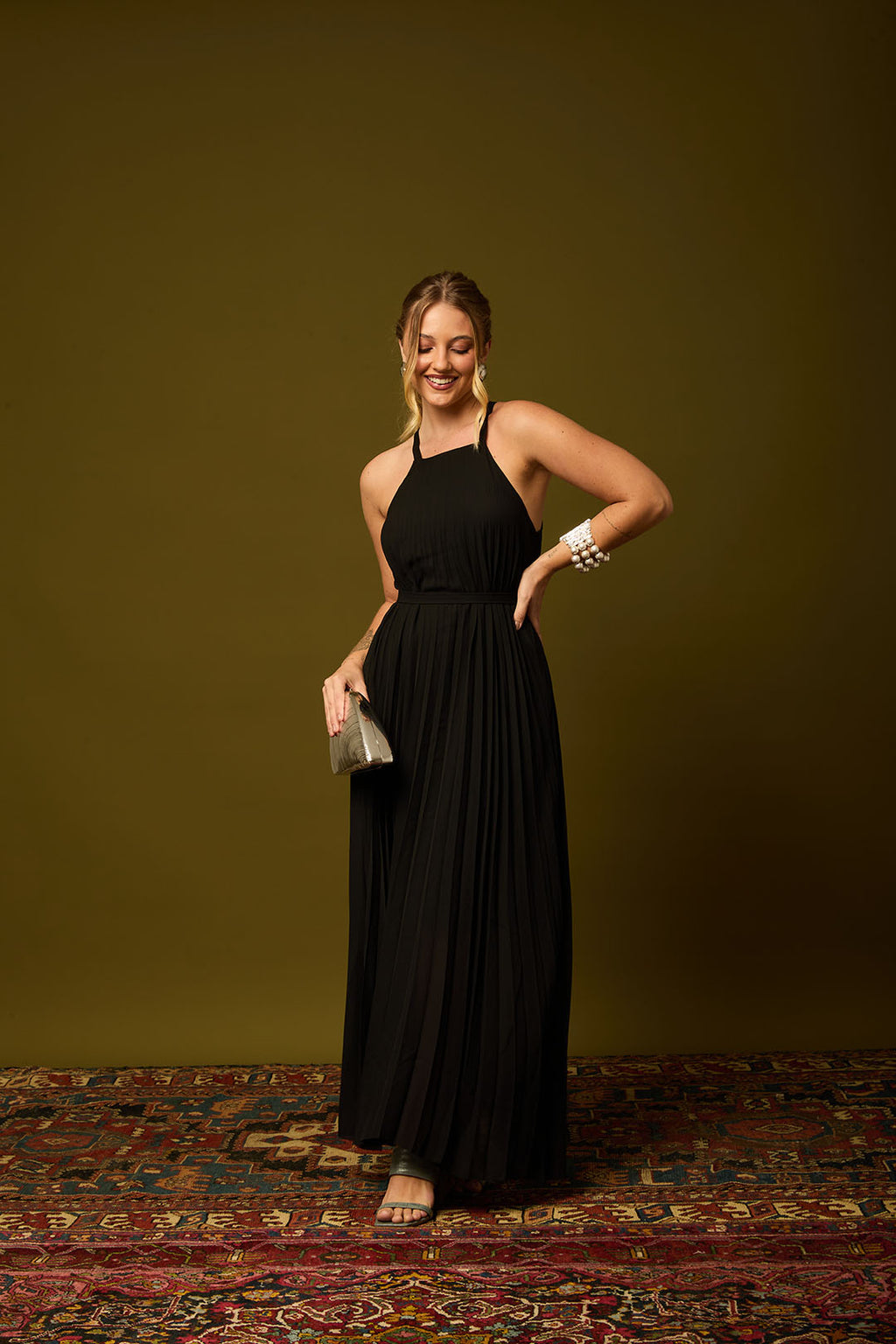 VESTIDO LONGO EM CREPE PLISSADO COM FAIXA