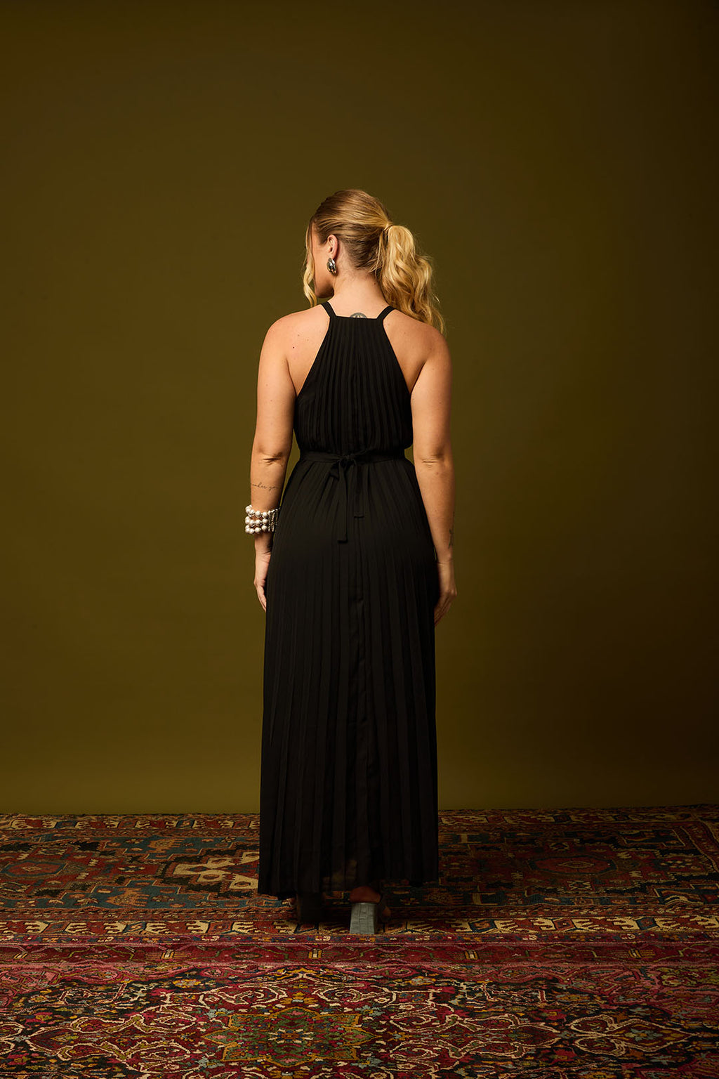 VESTIDO LONGO EM CREPE PLISSADO COM FAIXA