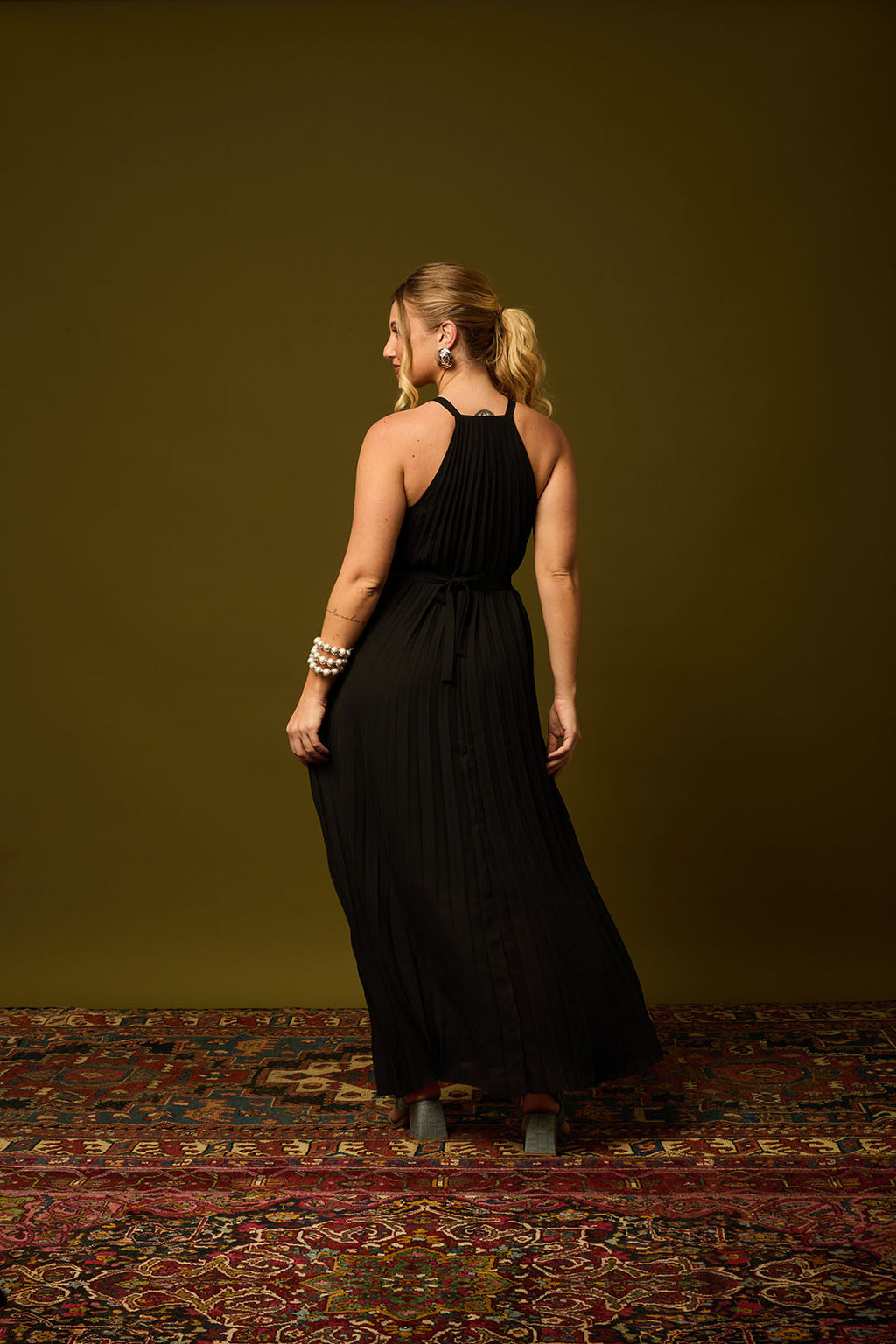 VESTIDO LONGO EM CREPE PLISSADO COM FAIXA