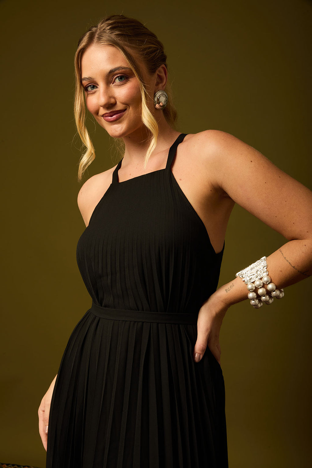 VESTIDO LONGO EM CREPE PLISSADO COM FAIXA