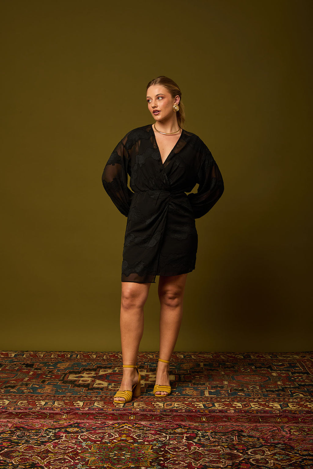 VESTIDO EM DEVORE DECOTE TRANSPASSADO