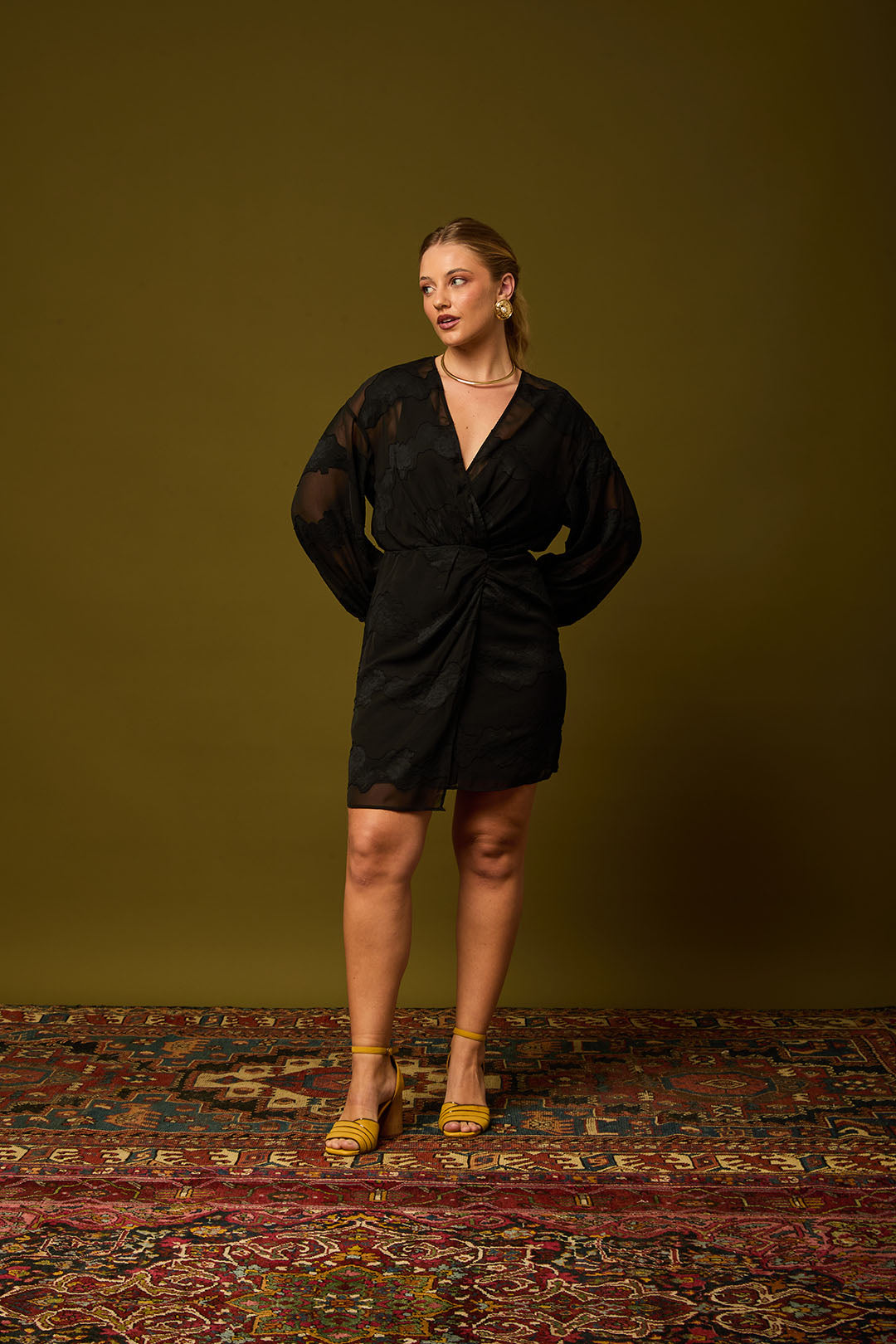 VESTIDO EM DEVORE DECOTE TRANSPASSADO